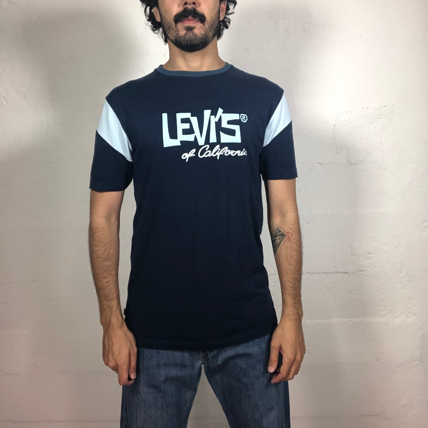 Vintage 90‘s Archive Levi’s Midnight Blue Classic T-Shirt with Light Blue Print Details