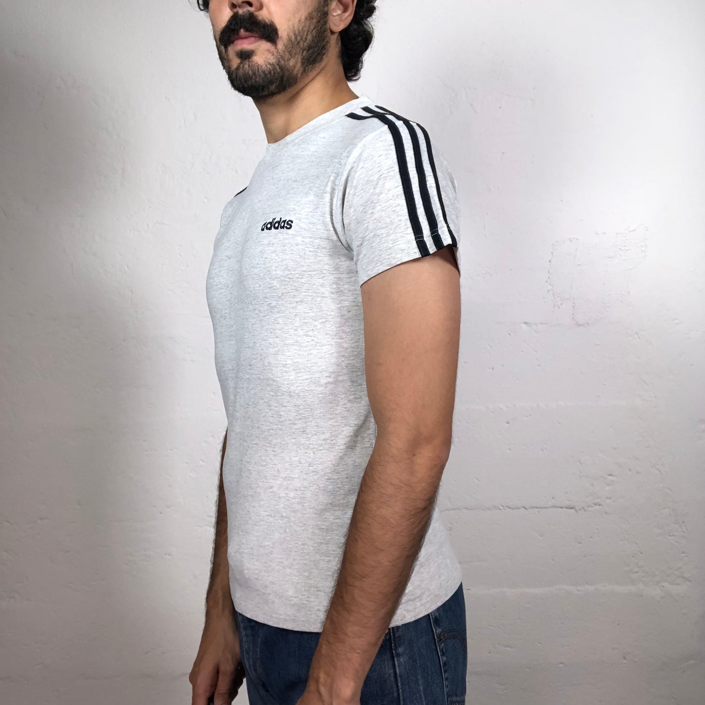 Vintage 90‘s Archive Adidas Light Grey T-Shirt with Black Sleeve Stripes and Logo Print